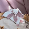 Doudou Et Compagnie - Boh'Aime - Doudou Plat Pétale Lapin Bleu Rose Blanc 27 Cm -Magasin De Jouets bohaime2020plat20petale20lapin20bleu20rose20blanc202720cm