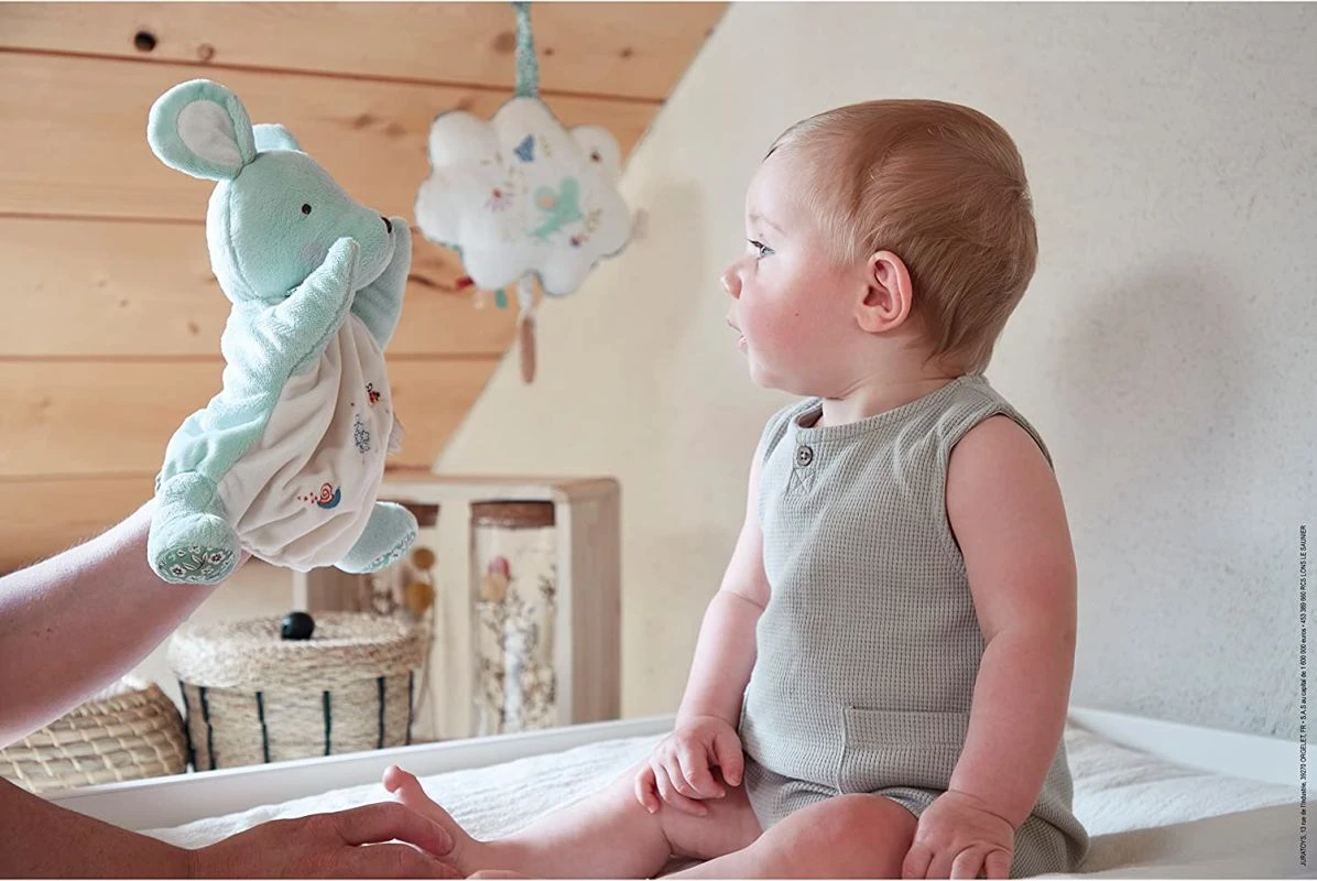 Kaloo - Petites Chansons - Doudou Marionnette Souris Verte 25 Cm 5 Kaloo - Petites Chansons - Doudou Marionnette Souris Verte 25 Cm – Image 3