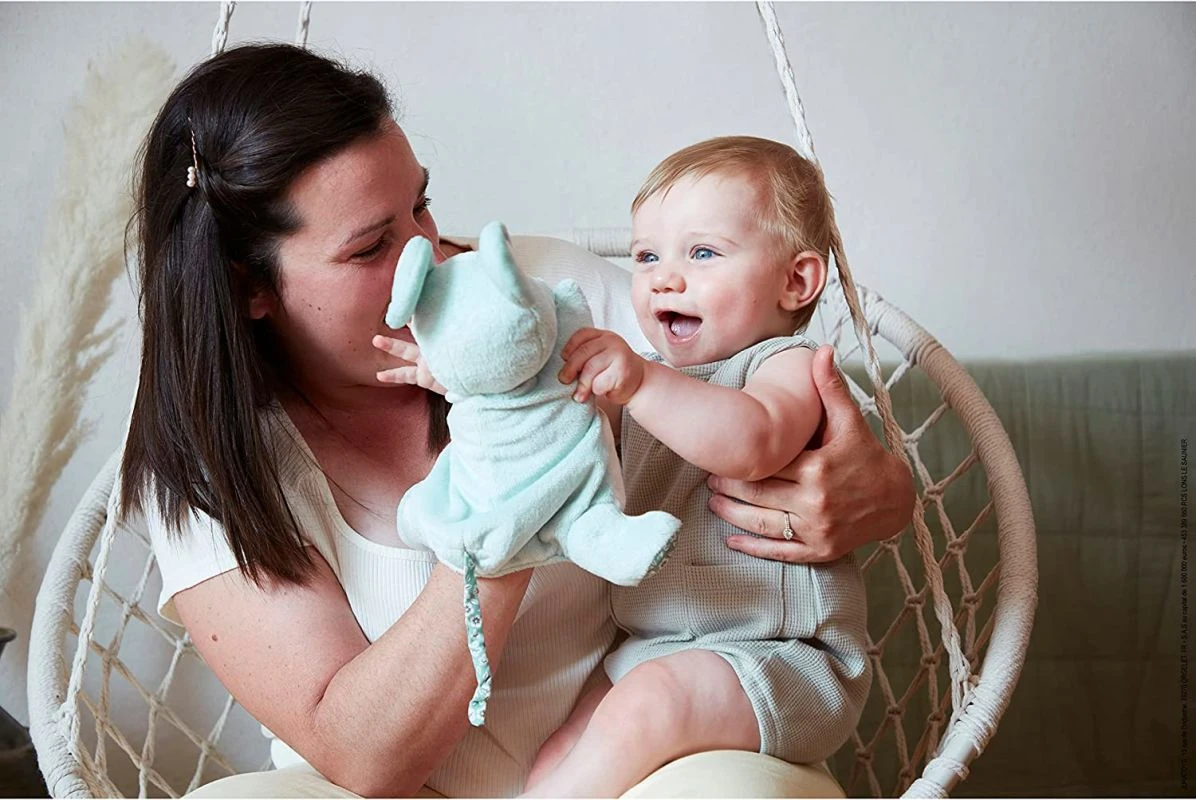 Kaloo - Petites Chansons - Doudou Marionnette Souris Verte 25 Cm 6 Kaloo - Petites Chansons - Doudou Marionnette Souris Verte 25 Cm – Image 4