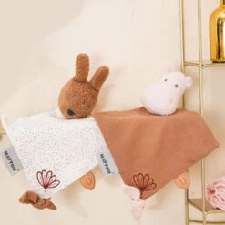 Nattou - Susie Et Bonnie - Mini Doudou Avec Attache-sucette Lapin Marron Blanc 25 Cm 7 Nattou - Susie Et Bonnie - Mini Doudou Avec Attache-sucette Lapin Marron Blanc 25 Cm -Magasin De Jouets susie20et20bonnie2020avec20attachesucette20lapin20marron20blanc202520cm 1